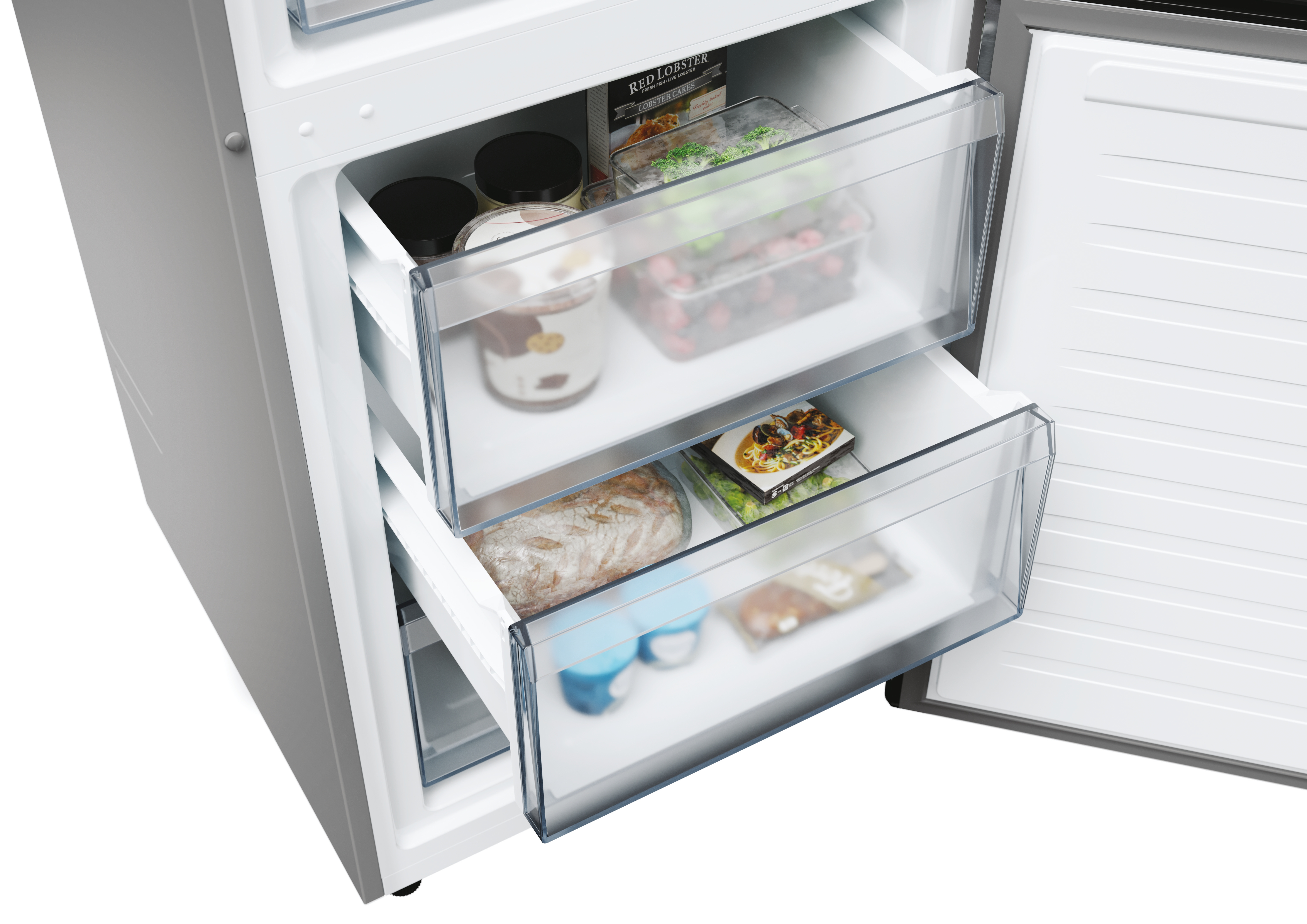 Primer plano de los cajones del congelador abiertos de un refrigerador, llenos de comida.