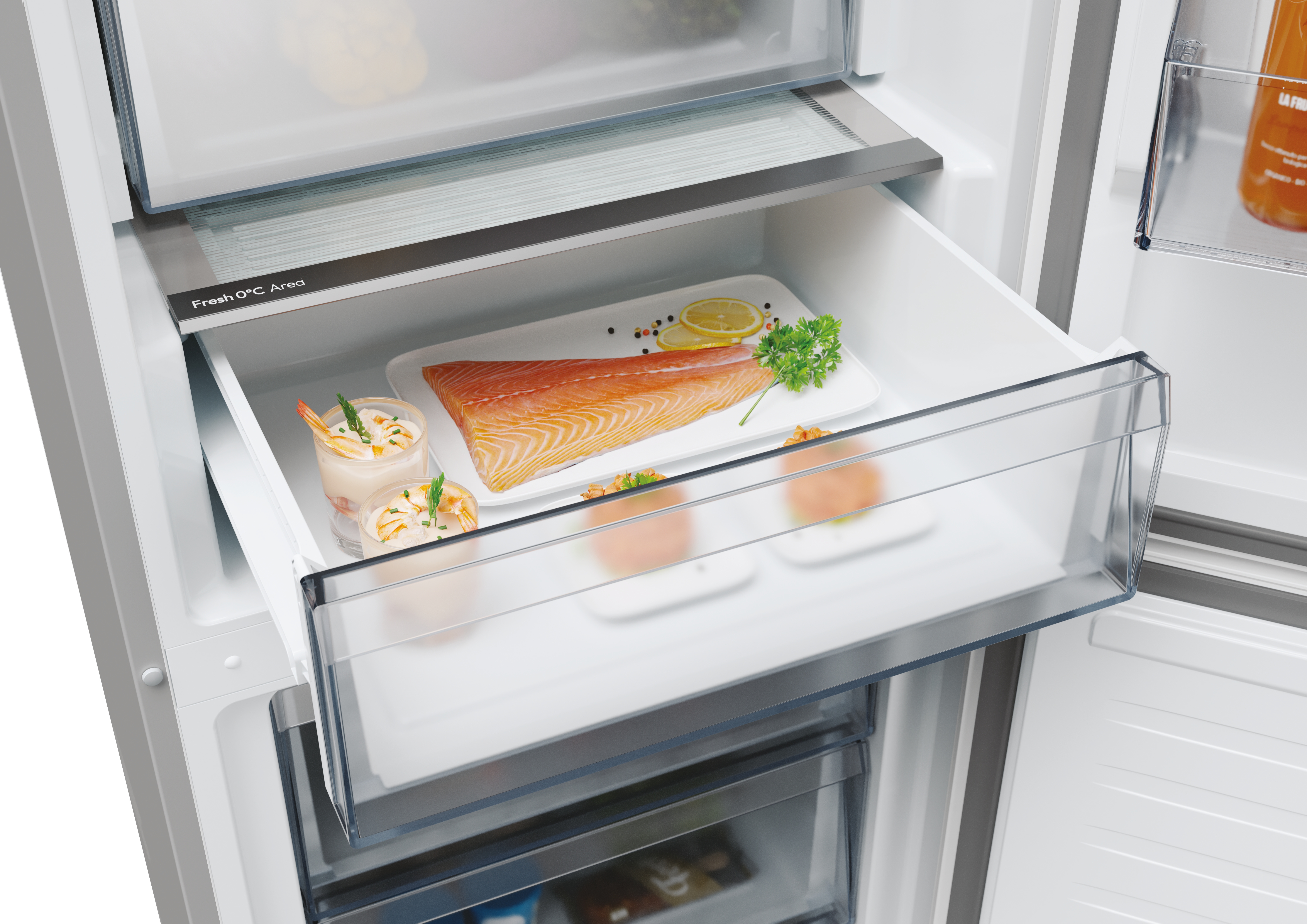 Cajón de refrigerador con comida: salmón, camarones y otros platos, con bandeja y verduras.