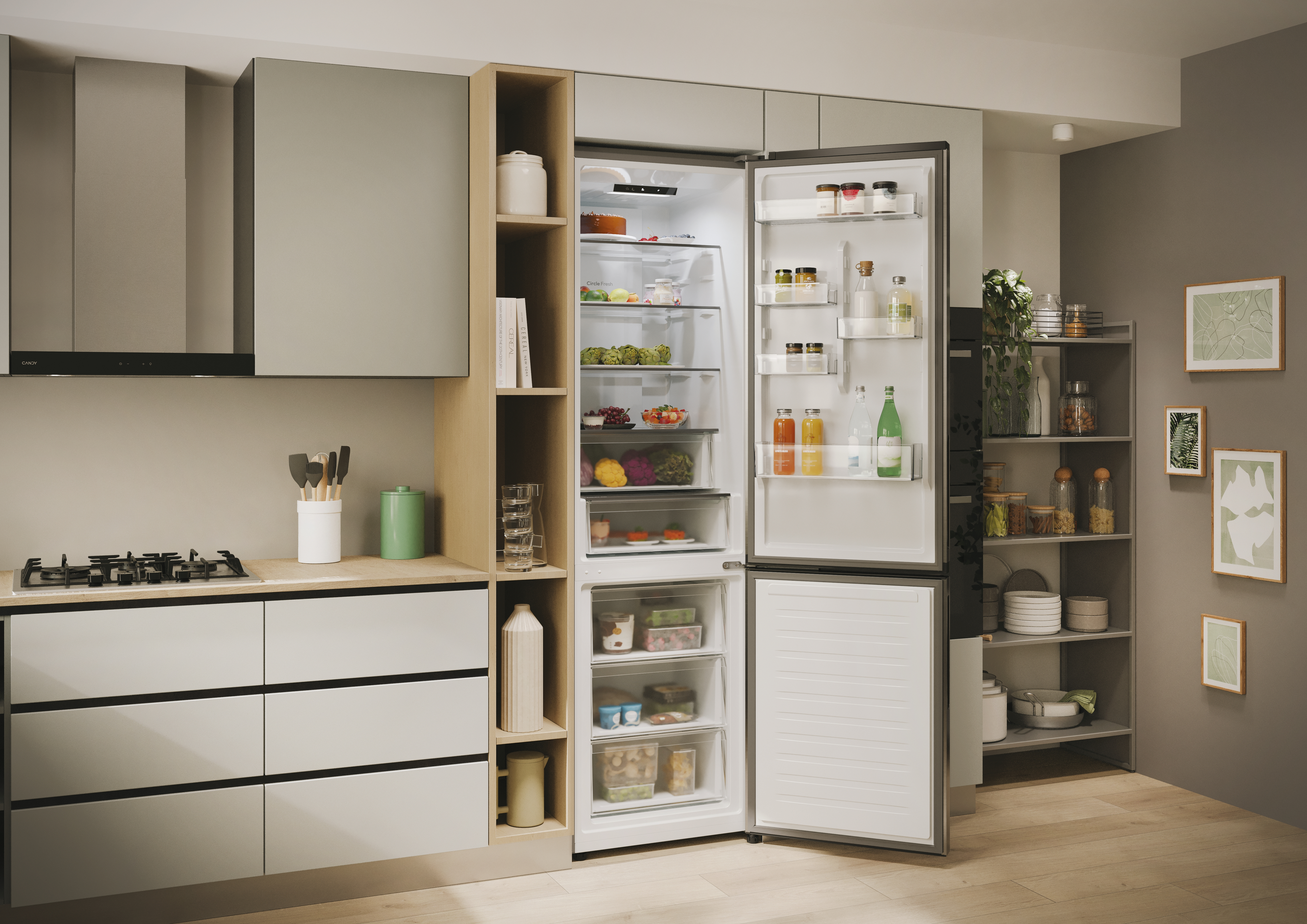 Cocina con nevera abierta. Los alimentos son visibles en el interior, junto con estantes y cajones.