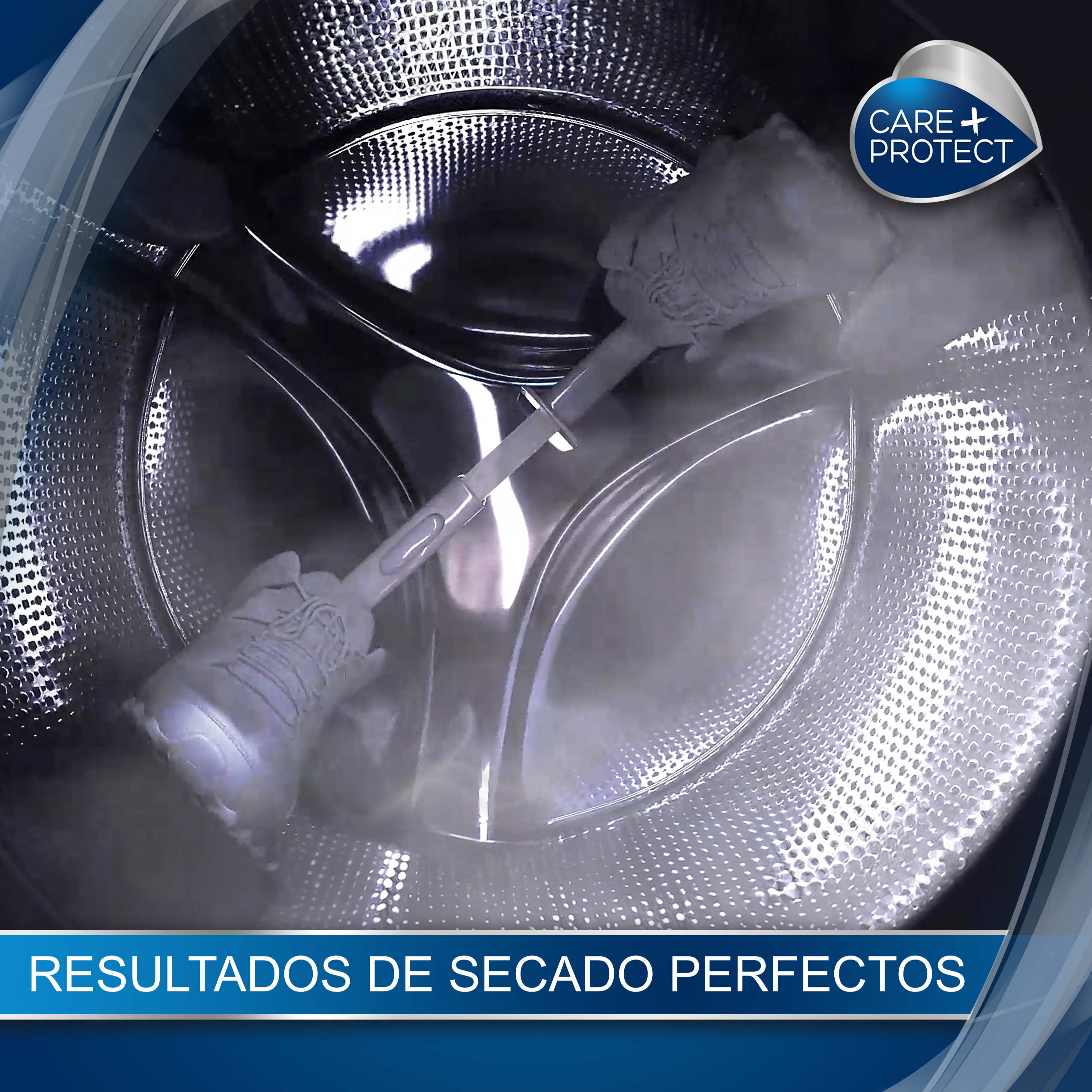 Interior de lavadora que muestra una herramienta de limpieza y una zapatilla.