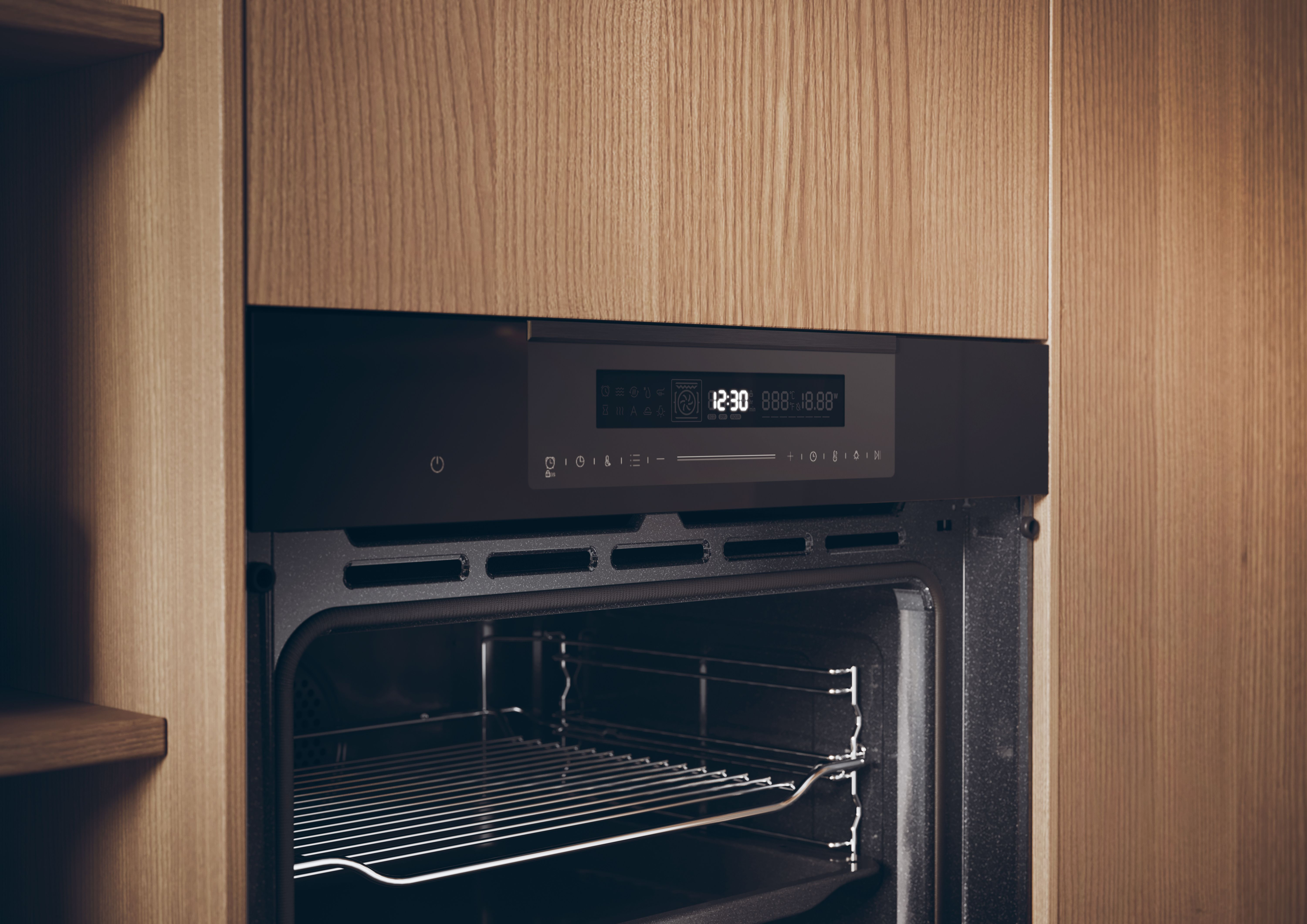 Una foto del interior de un horno, mostrando la puerta abierta, la pantalla y la rejilla interior, armario de madera.