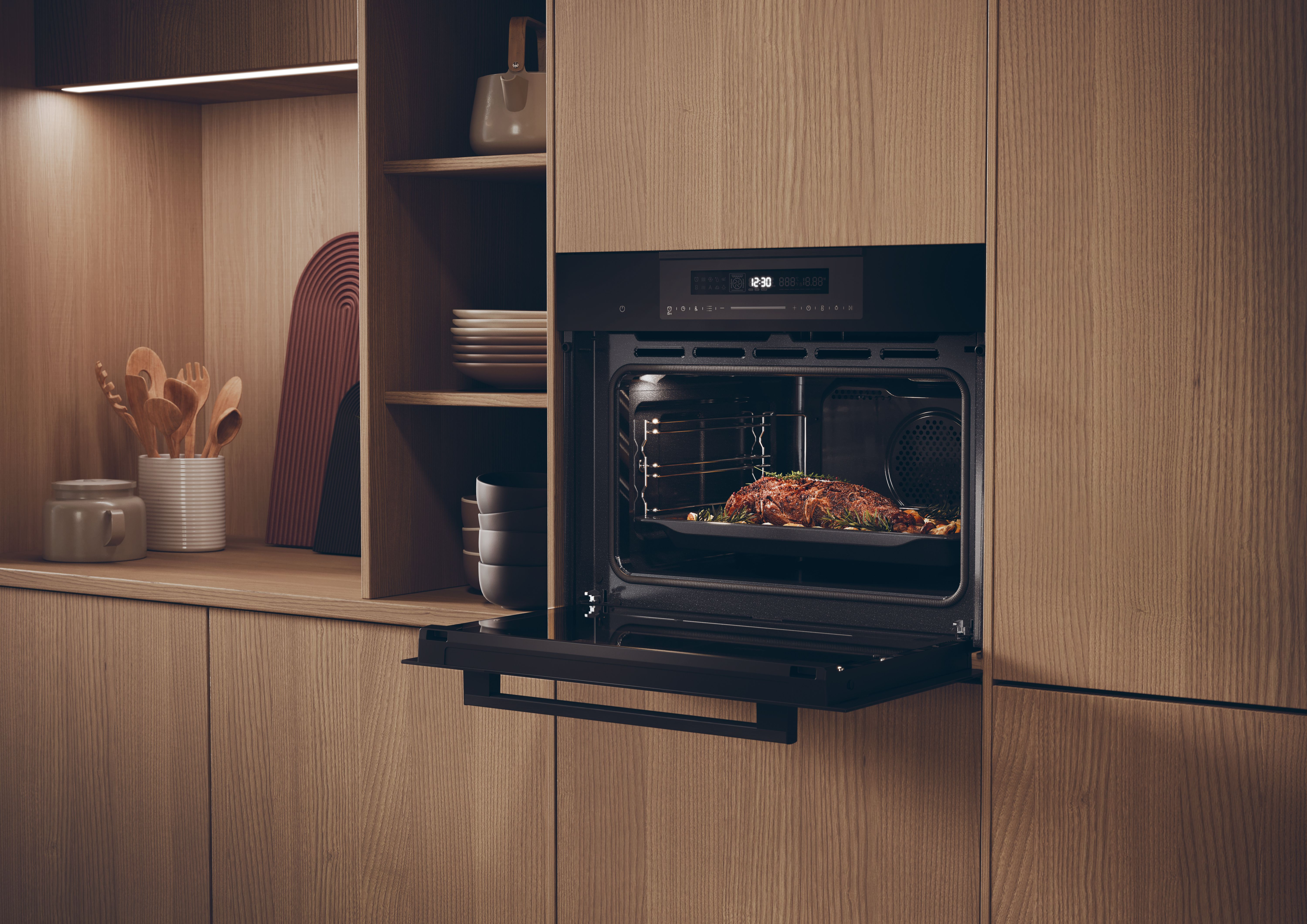 Un horno con comida está abierto.