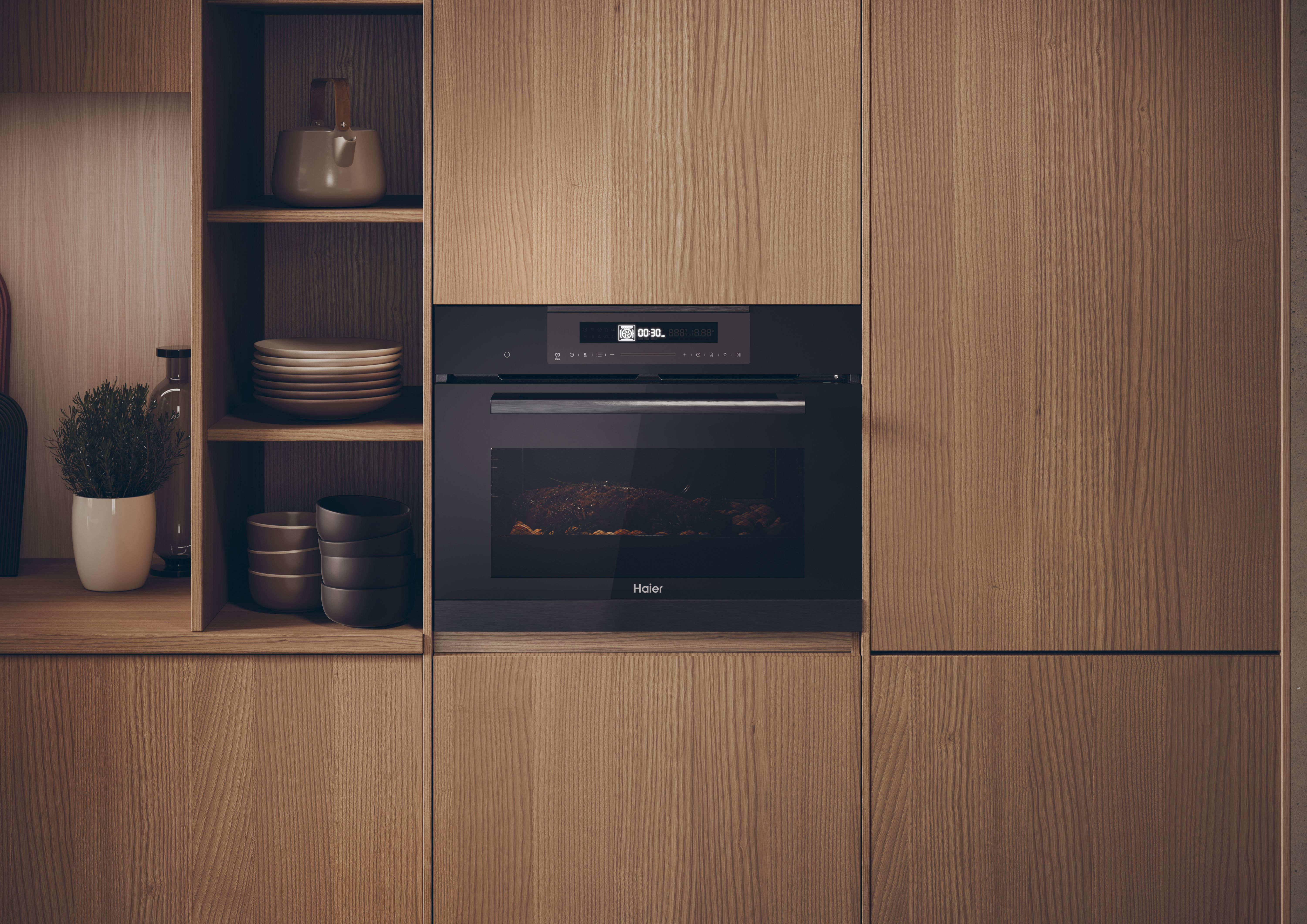 Horno negro empotrado en armario de cocina de madera. Puerta cerrada, estantes dentro.