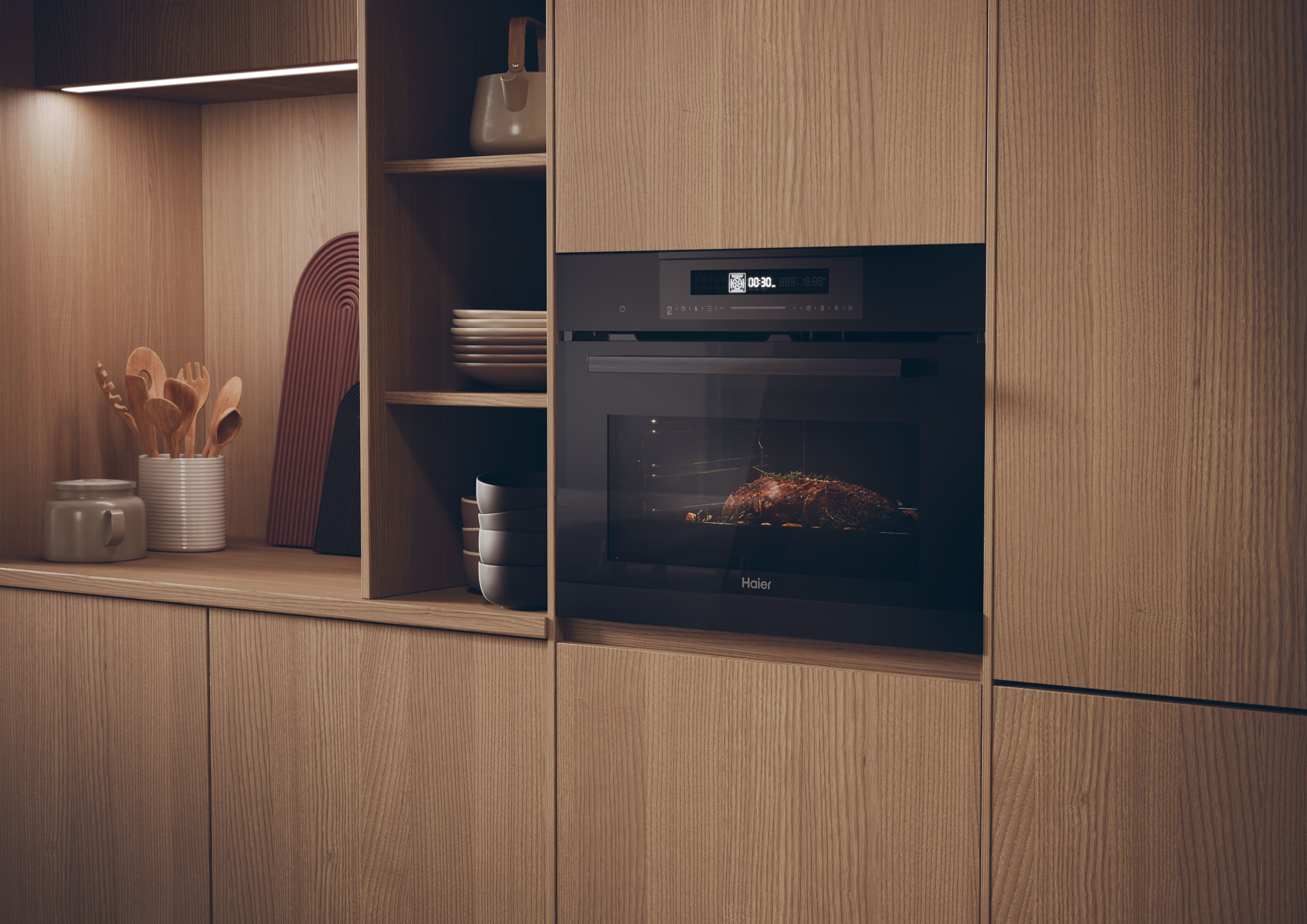 Horno empotrado en una cocina de madera. Puerta del horno abierta mostrando comida. Armarios de madera a ambos lados.