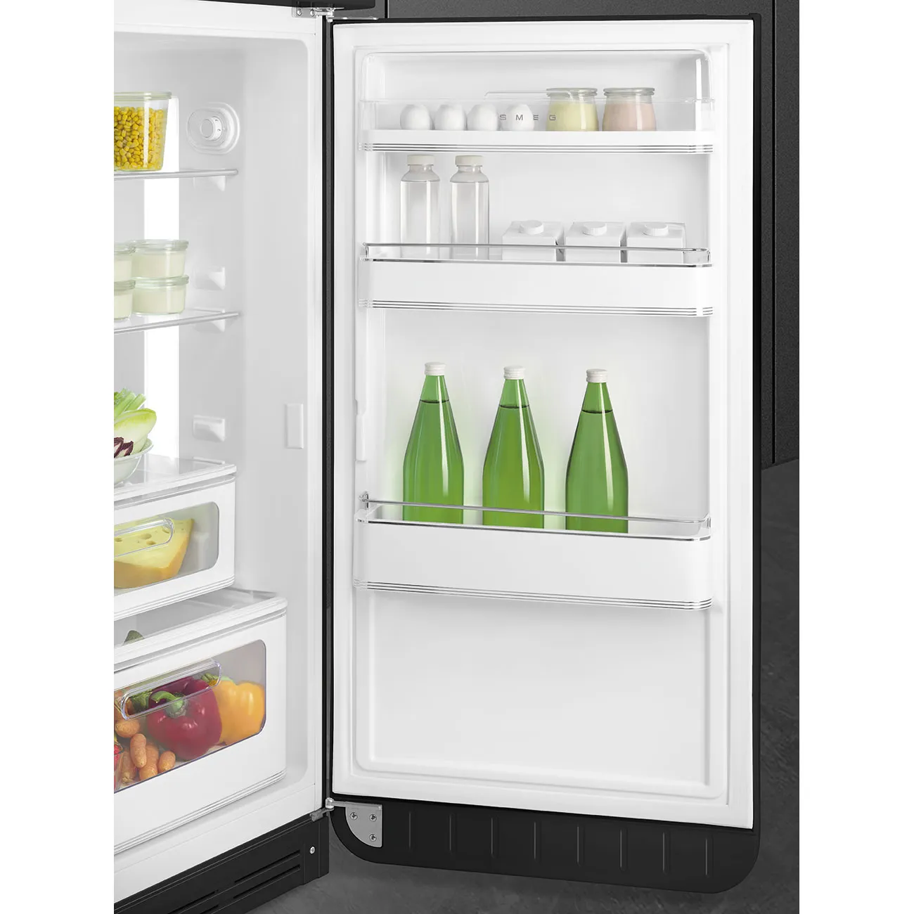 Refrigerador abierto con estantes de comida: botellas, frascos y productos.