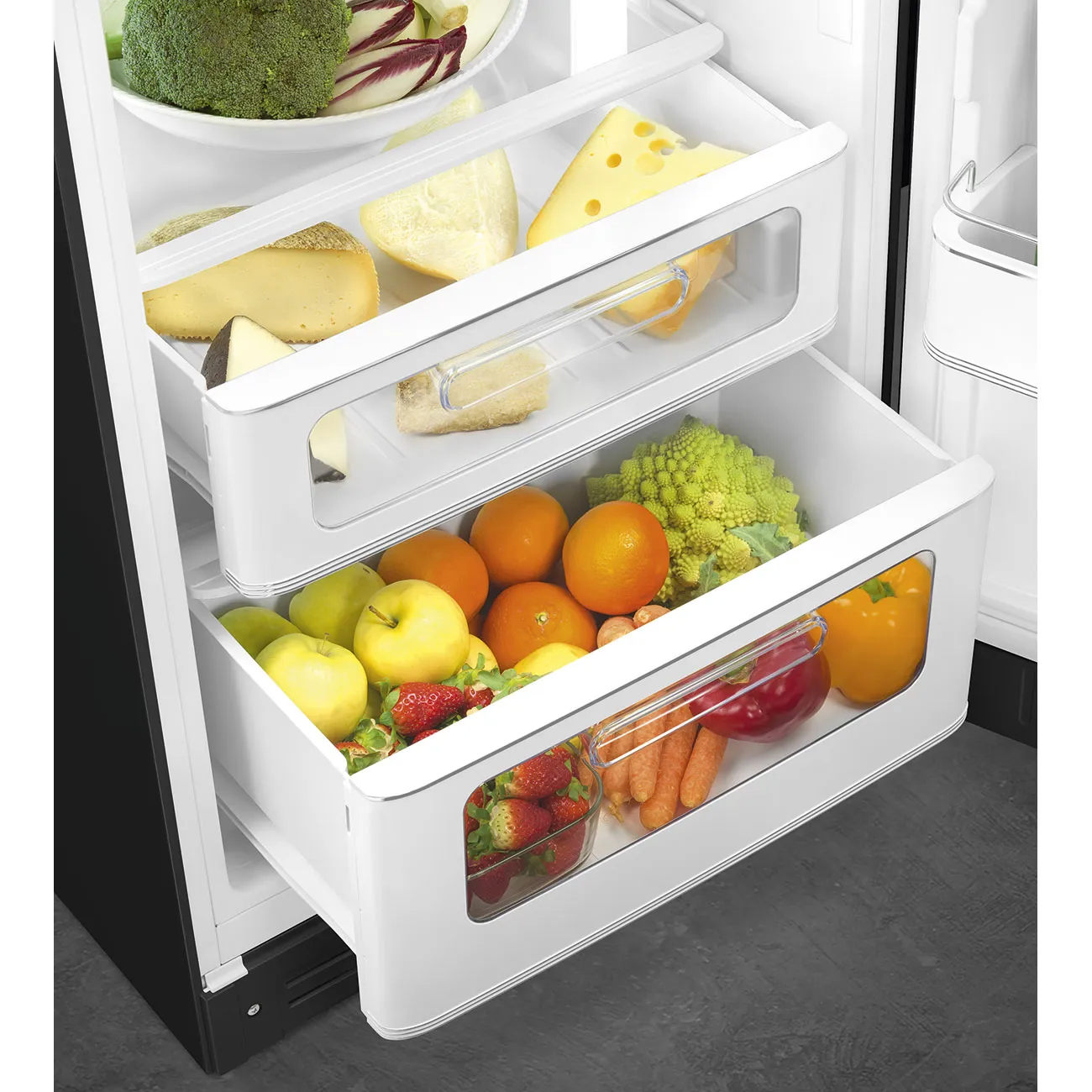 Cajones de refrigerador llenos de frutas, verduras, queso y otros alimentos.