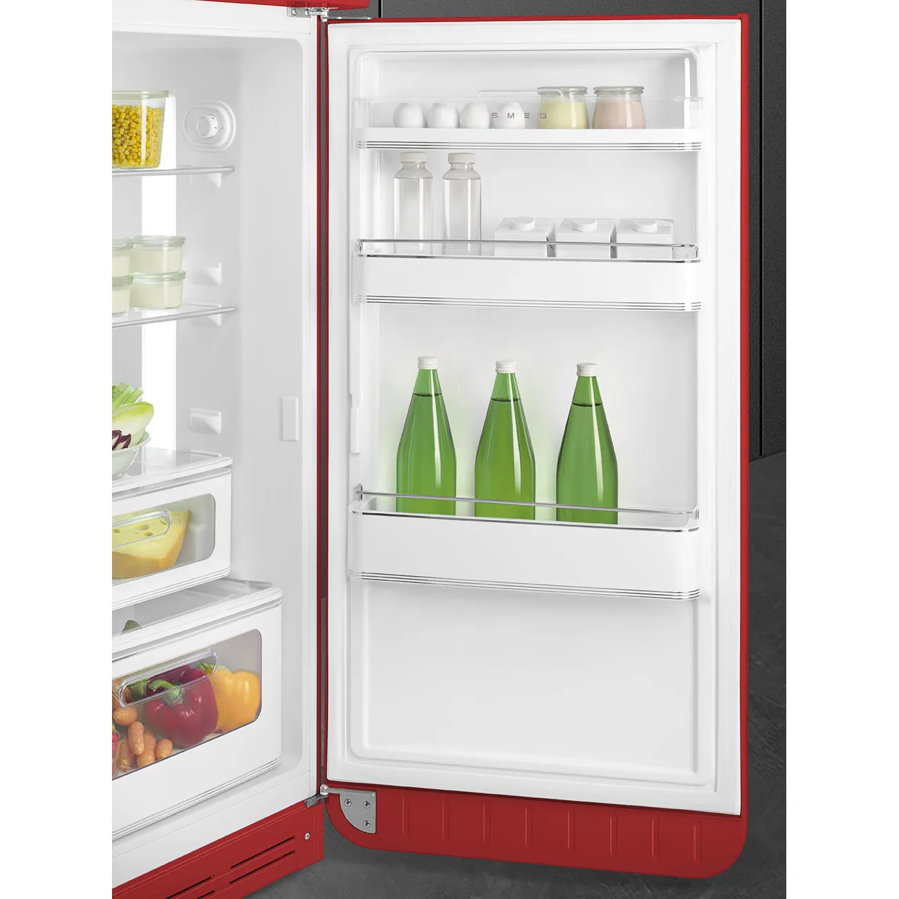 Un refrigerador rojo con la puerta abierta. Dentro hay estantes con comida y botellas.