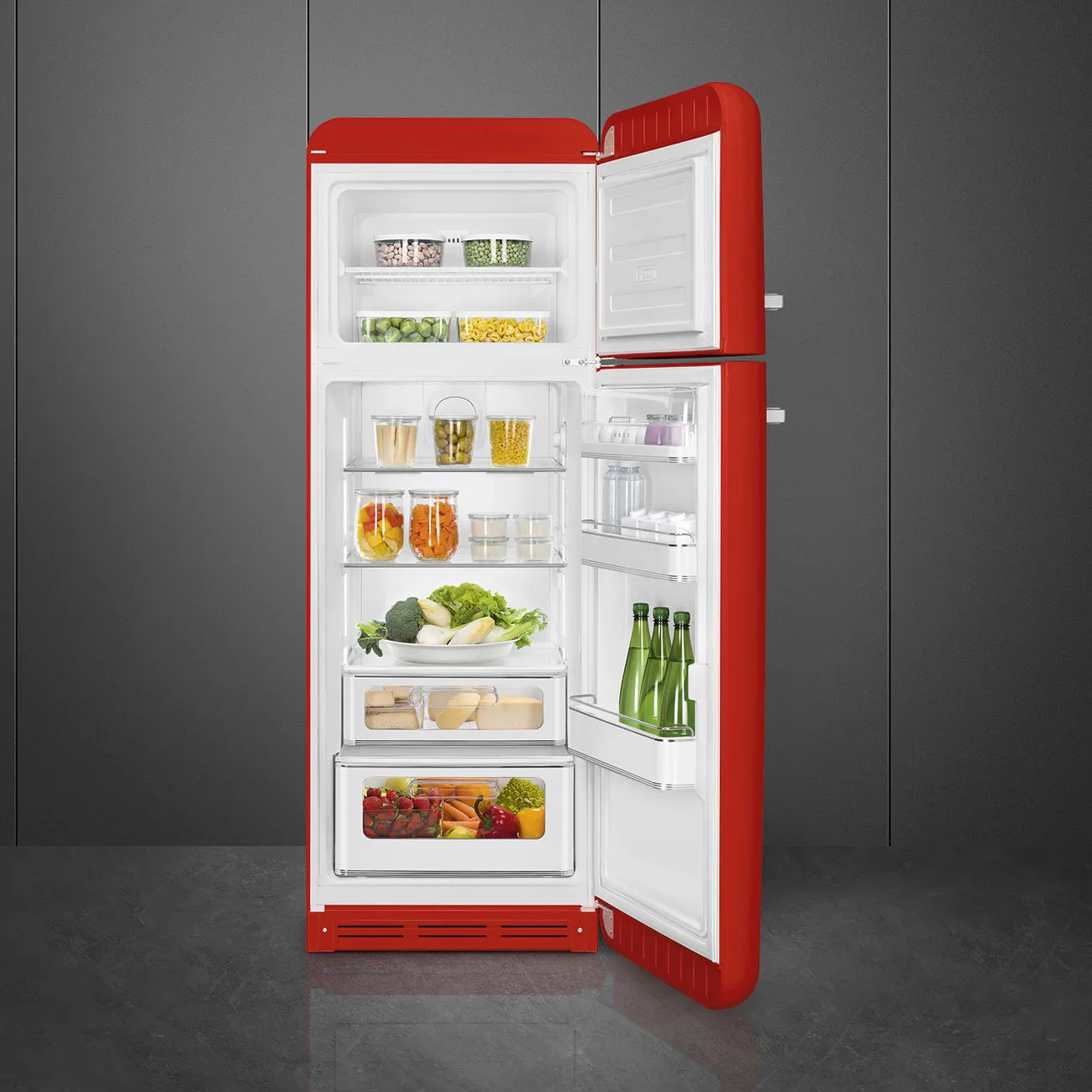 Refrigerador Smeg rojo con la puerta abierta, mostrando alimentos adentro.