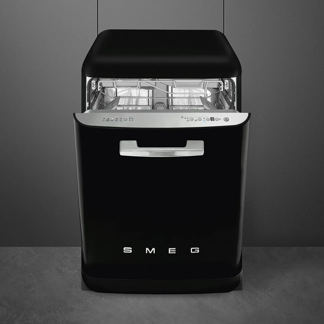 Un lavavajillas Smeg negro con la puerta abierta. Se ven los estantes interiores y el logotipo de Smeg.