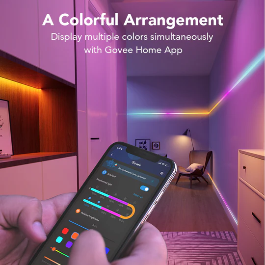 Teléfono muestra app controlando luces LED. Habitación con tiras de luz en paredes.