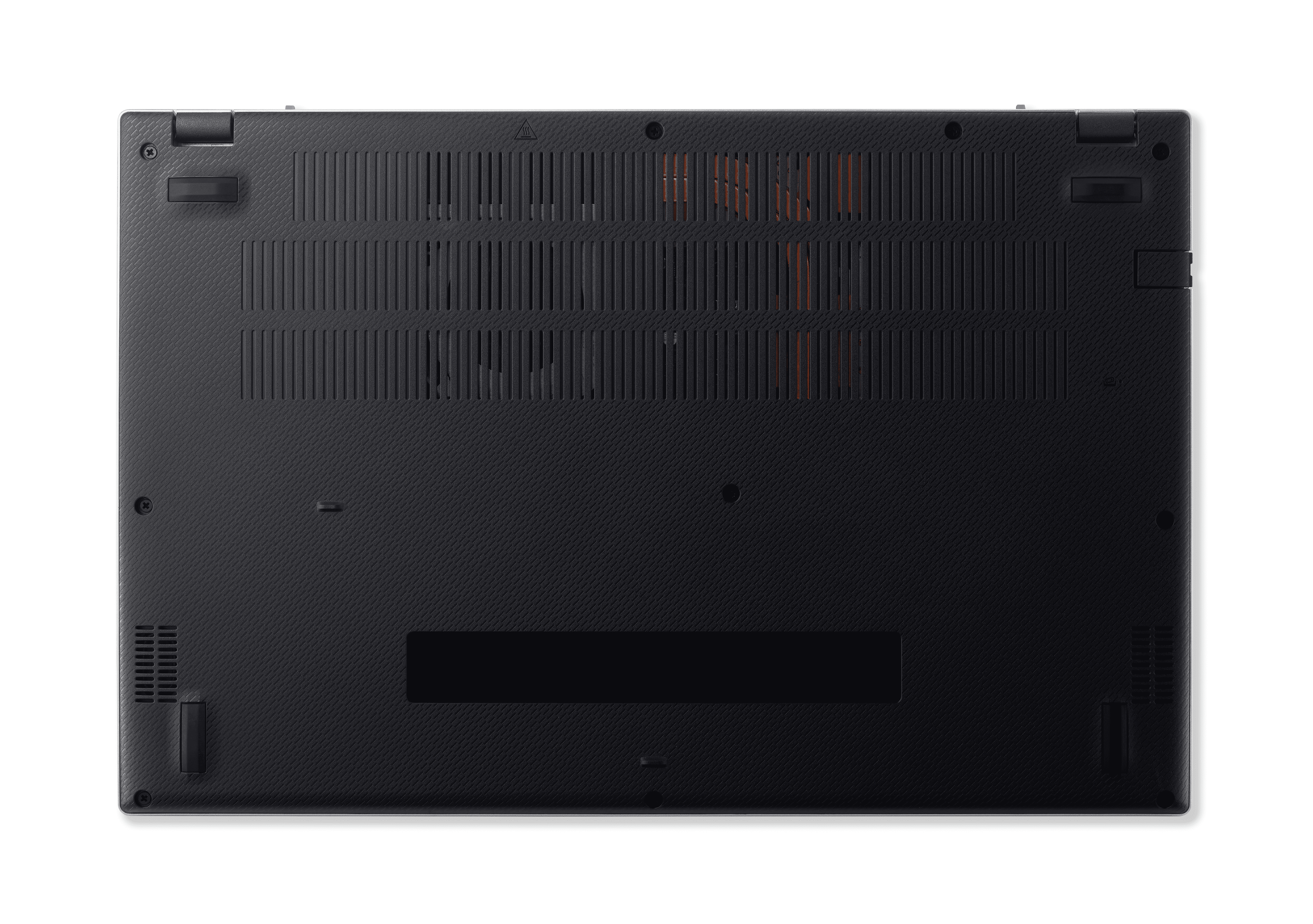 Parte inferior de una computadora portátil negra con ventilaciones y etiquetas.