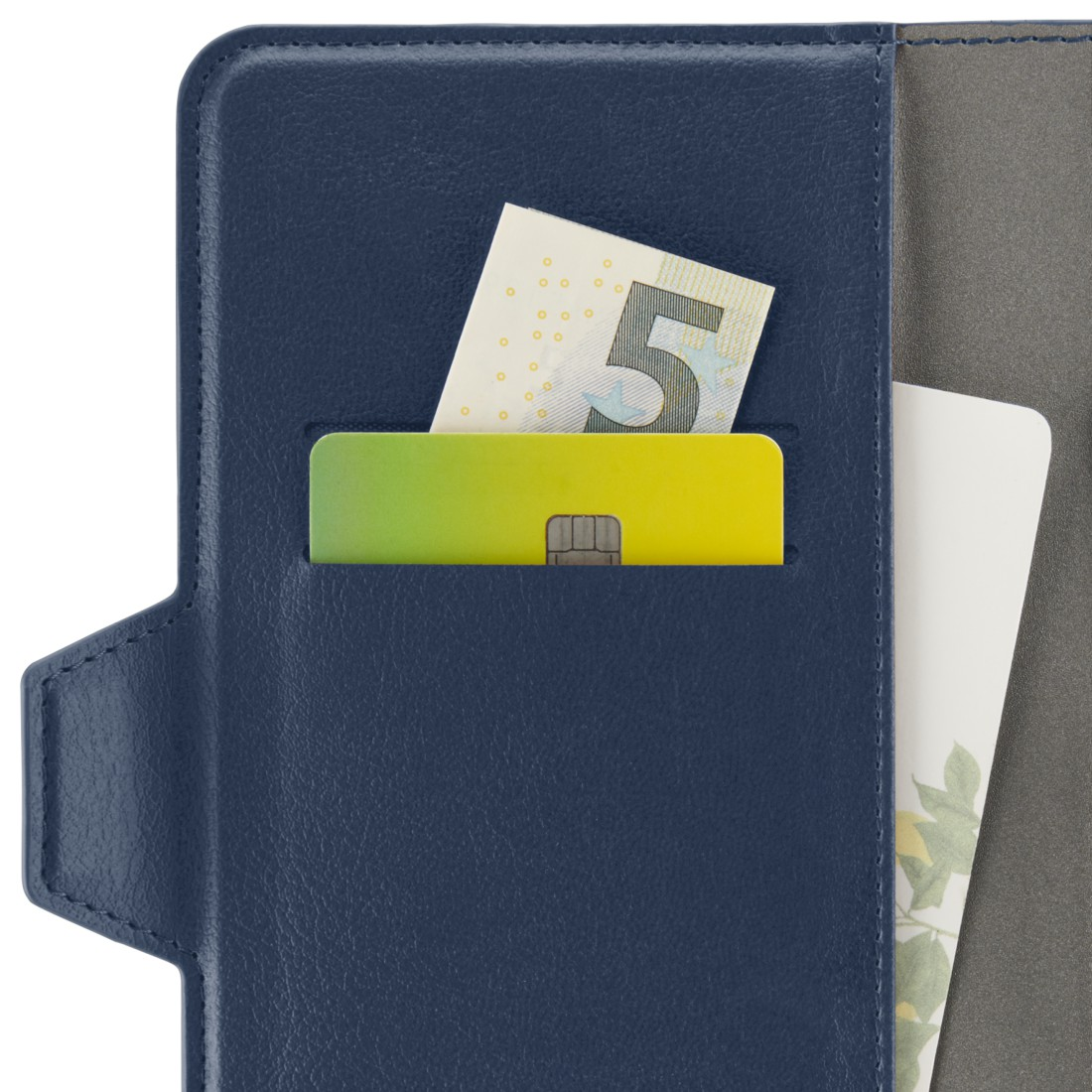 Eine blaue Brieftasche mit einer Karte und einer Banknote darin, auf weißem Hintergrund.
