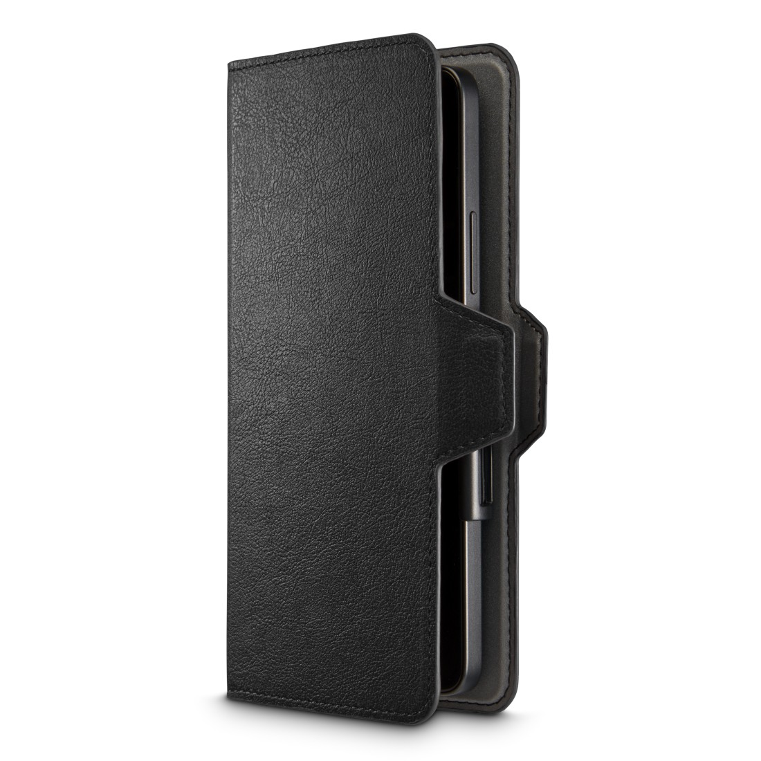 Eine schwarze Leder-Handyhülle ist geöffnet und zeigt ein Telefon im Inneren. Die Hülle hat einen Verschluss.