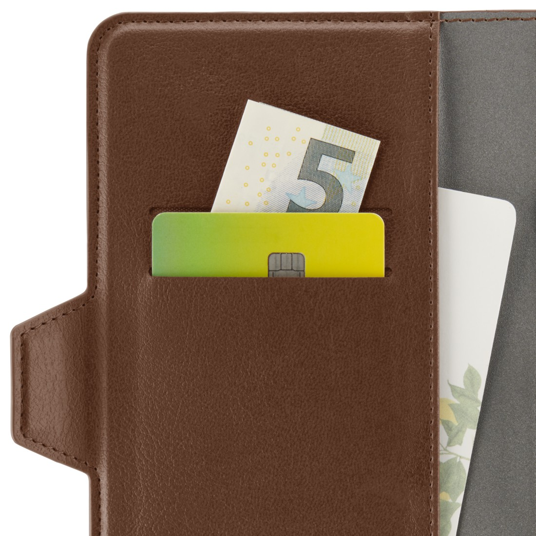 Eine braune Lederbrieftasche mit einer gelben Kreditkarte und einem 5-Euro-Schein in den Kartenfächern.