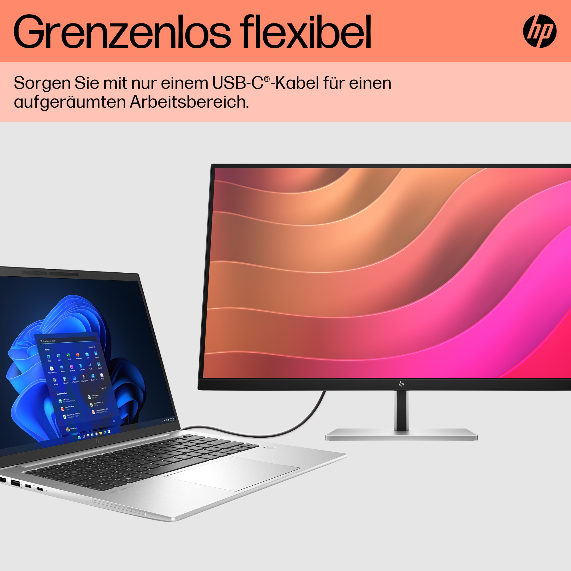Ein Laptop ist mit einem Monitor mit blauem Desktop-Bildschirm verbunden.