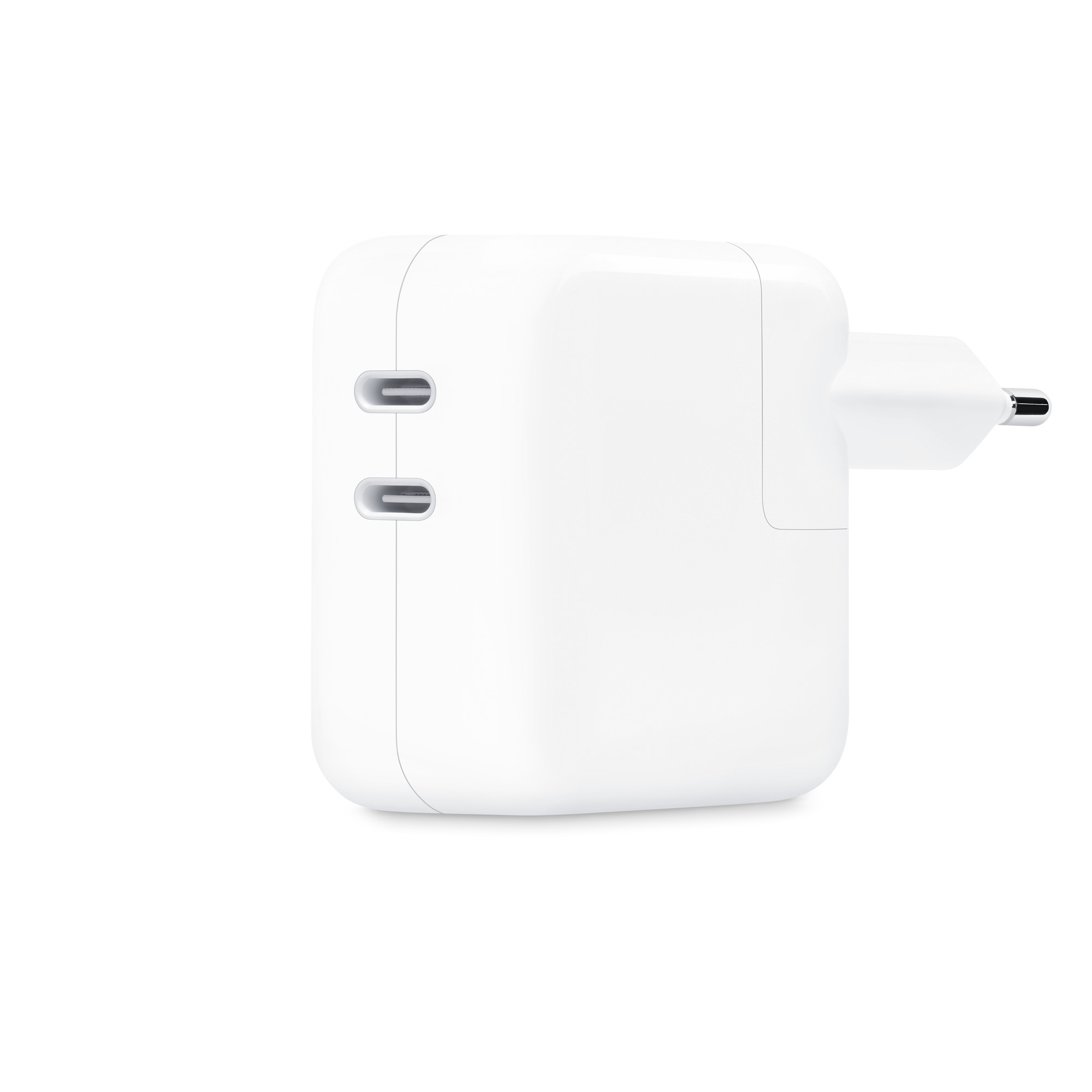 İki USB-C portlu beyaz şarj cihazı, yan tarafında fiş, beyaz zemin.