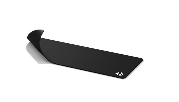 Beyaz logo ile siyah mousepad, beyaz arka plan üzerinde.