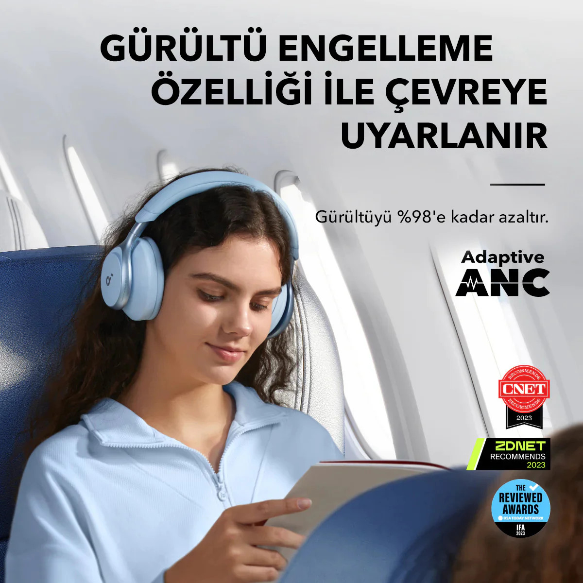 Mavi kulaklık takan kadın kitap okuyor. Türkçe metin: Gürültü engelleme özelliği ortama uyum sağlar.