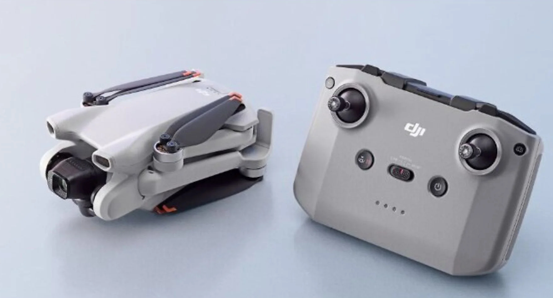 Złożony szary dron i pilot na powierzchni, pokazujący logo DJI.