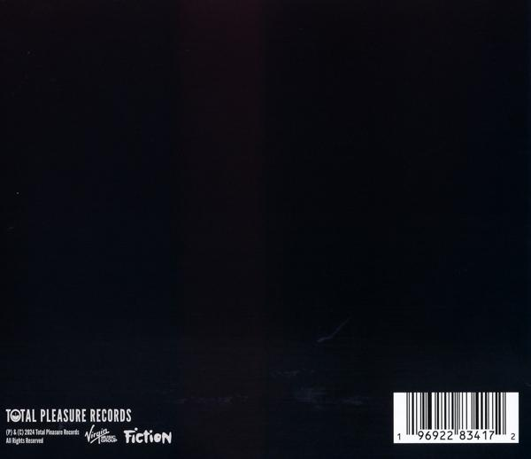 Schwarzes Vinyl-Cover mit Text und Barcode auf dunklem Hintergrund.