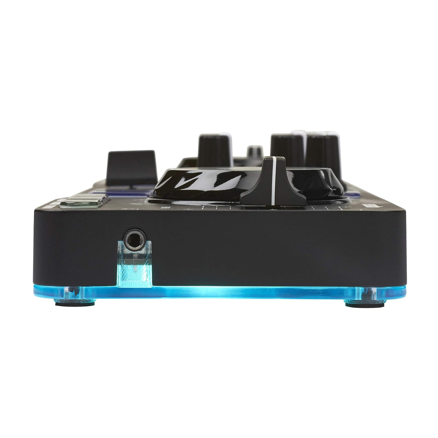 Un mixer audio nero visto di lato, con luci blu e manopole.