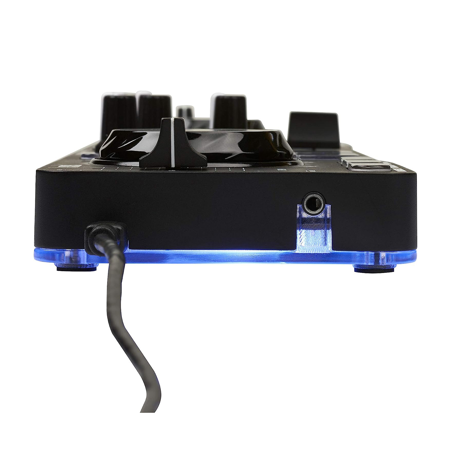 Mixer audio nero con luci blu, con un cavo, su sfondo bianco.