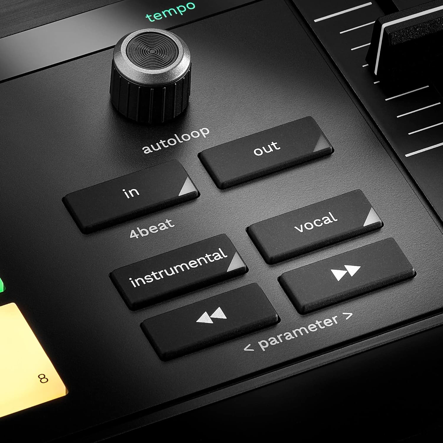Controller DJ nero con pulsanti: in, out, 4beat, vocale, strumentale, parametro, tempo.