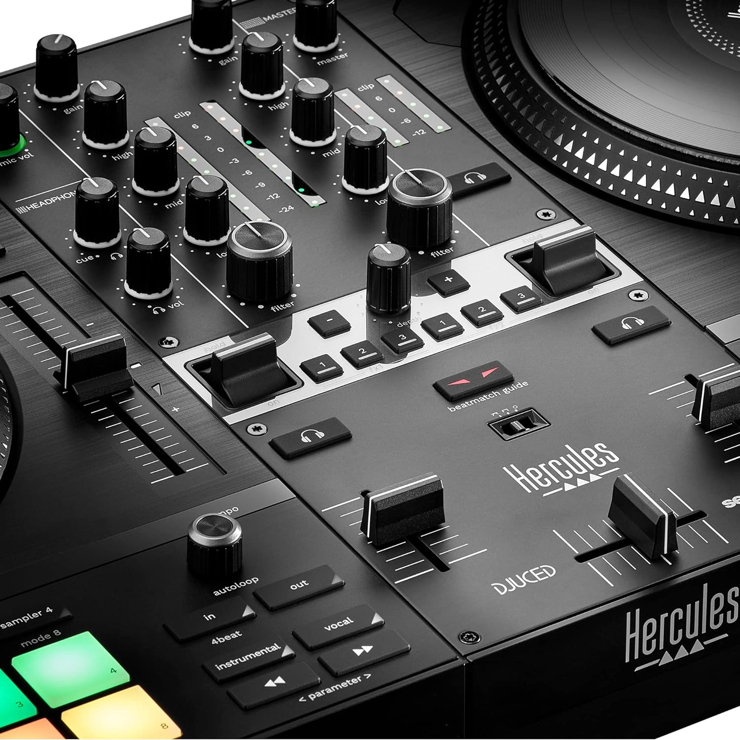 Un mixer DJ nero con varie manopole, pulsanti e un giradischi, che mostra una vista ravvicinata.