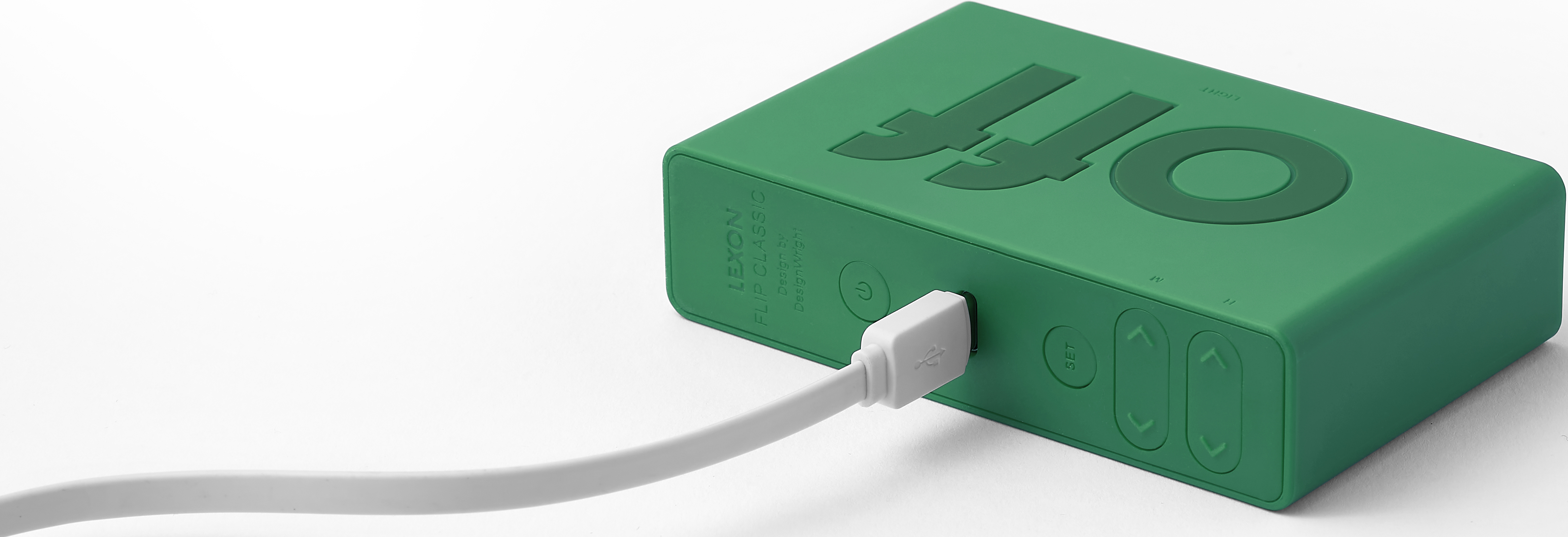 Dispositivo rettangolare verde con porta USB, cavo bianco e la parola OFF stampata sopra.