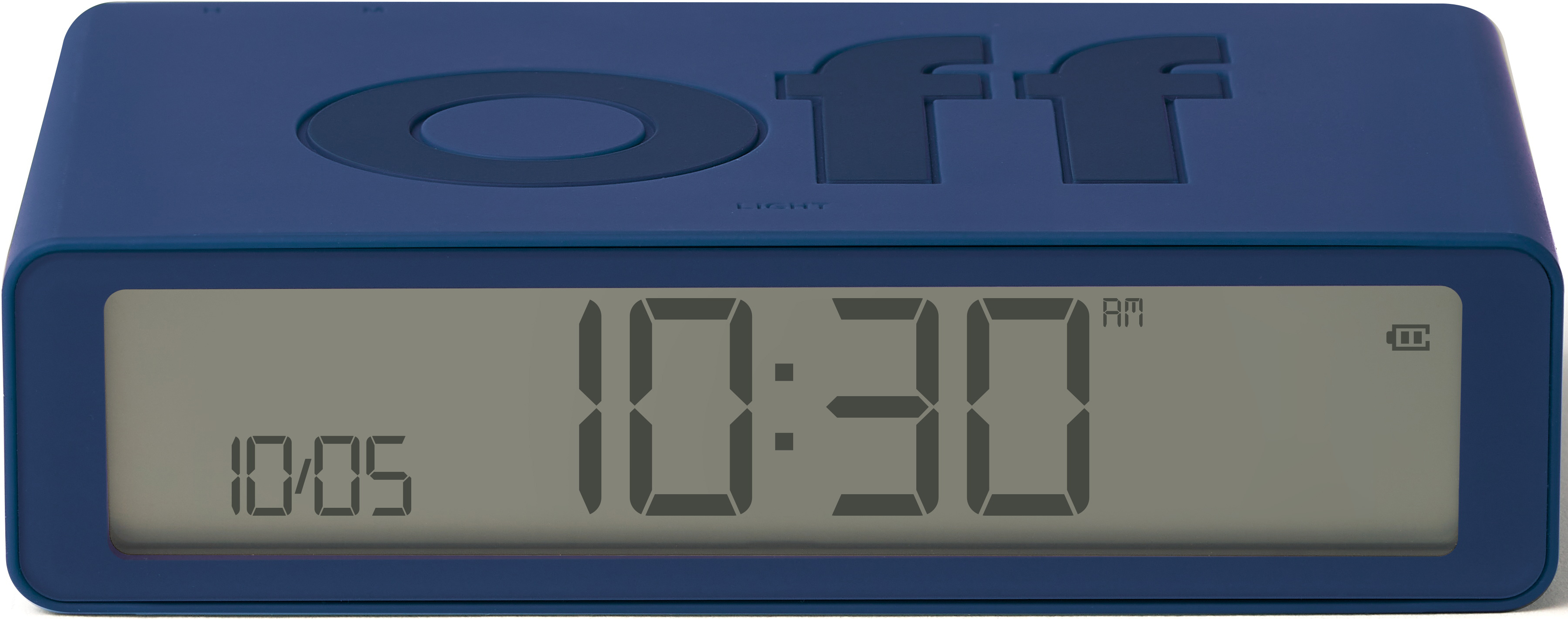 Blauer digitaler Wecker, der 10:30 Uhr anzeigt, mit Batteriestandsanzeige.