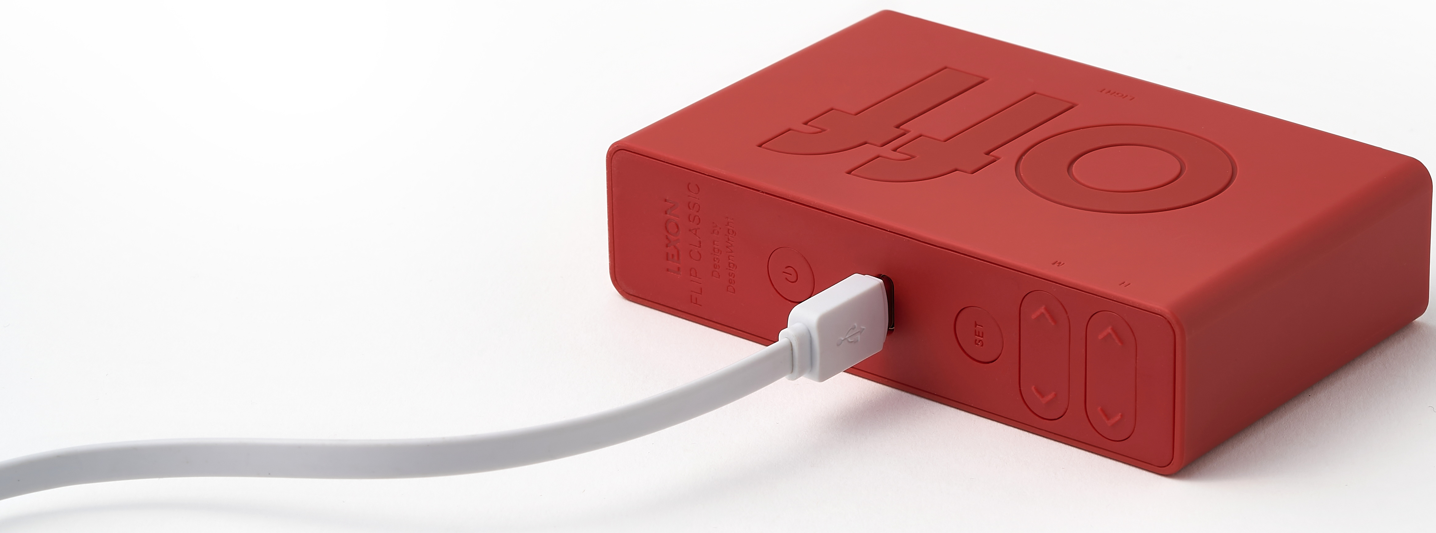 Sveglia rettangolare rossa con cavo USB collegato.
