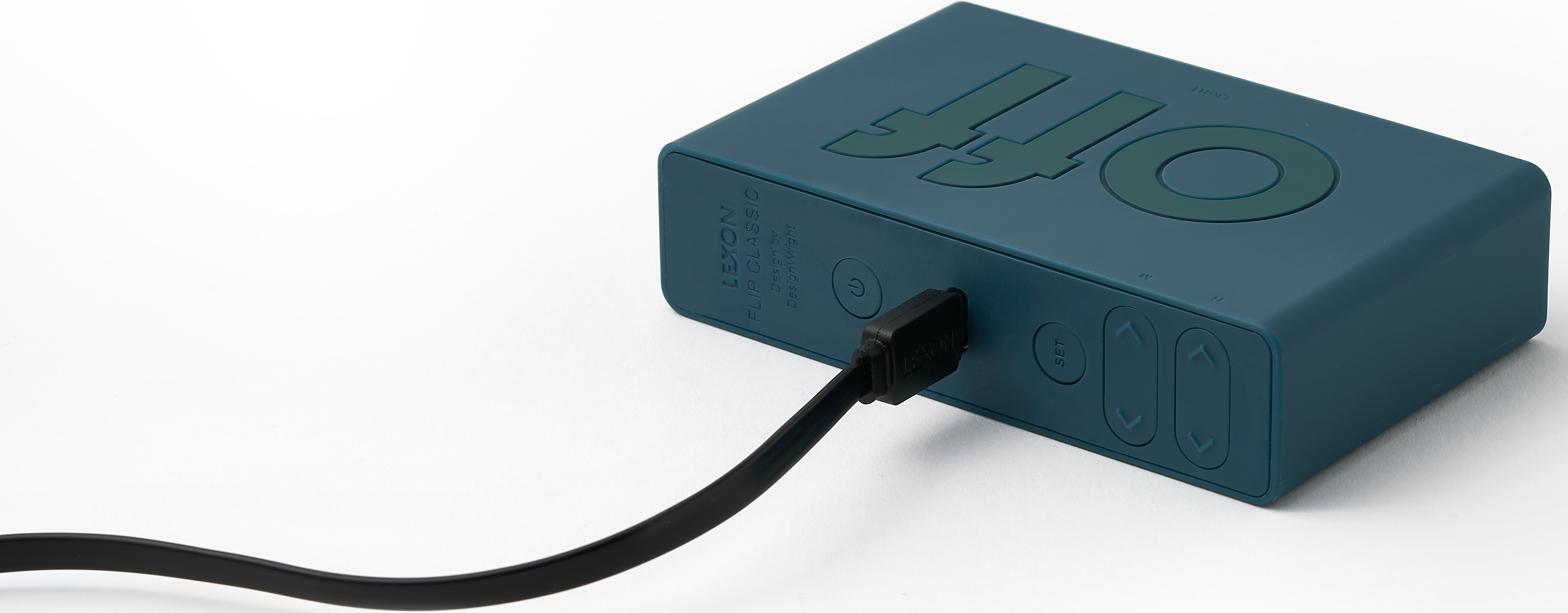 Un dispositivo blu teal con 'OFF' e pulsanti di controllo. Un cavo USB nero è collegato. Sfondo bianco.