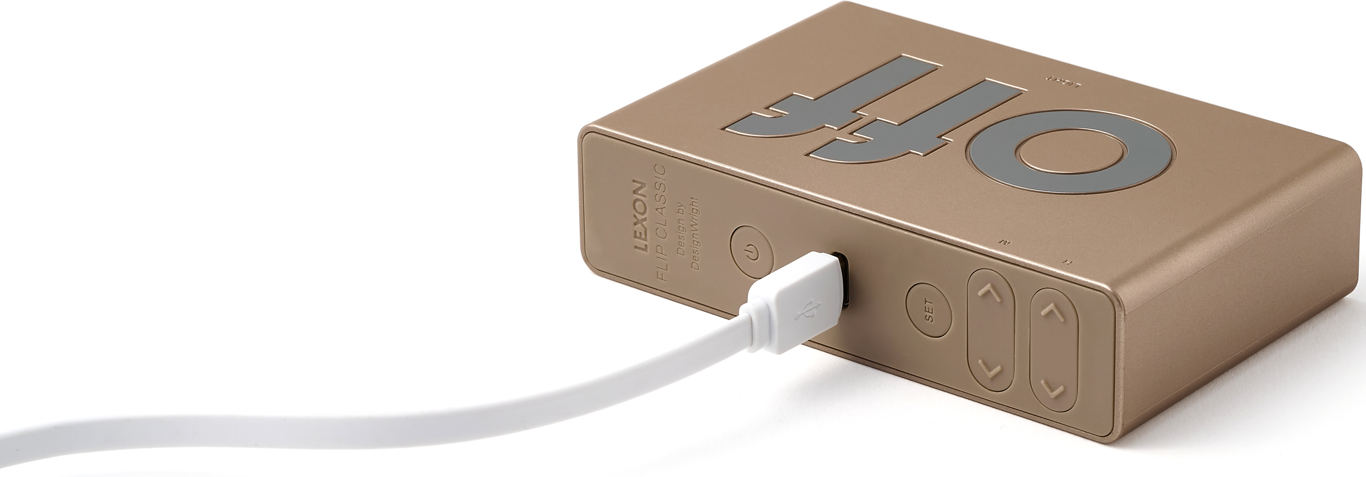 Un orologio color oro con un cavo USB bianco collegato. L'orologio ha 3 pulsanti e una porta USB.