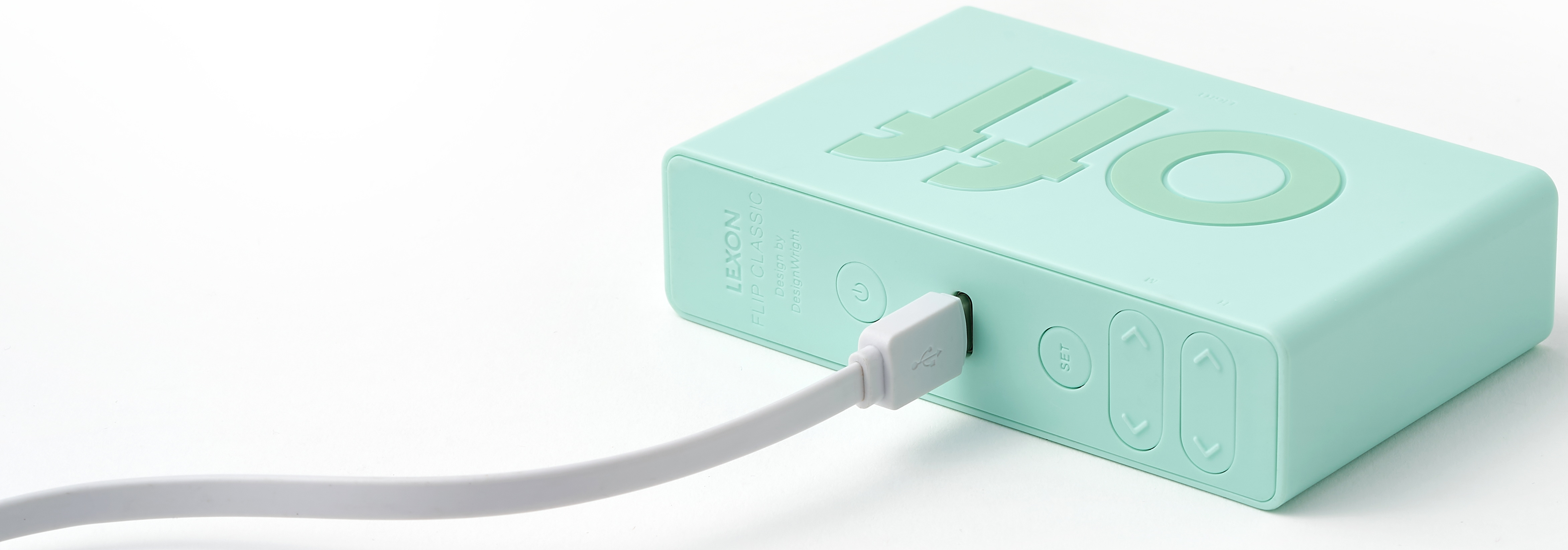 Una sveglia turchese con porta USB e scritta "OFF".