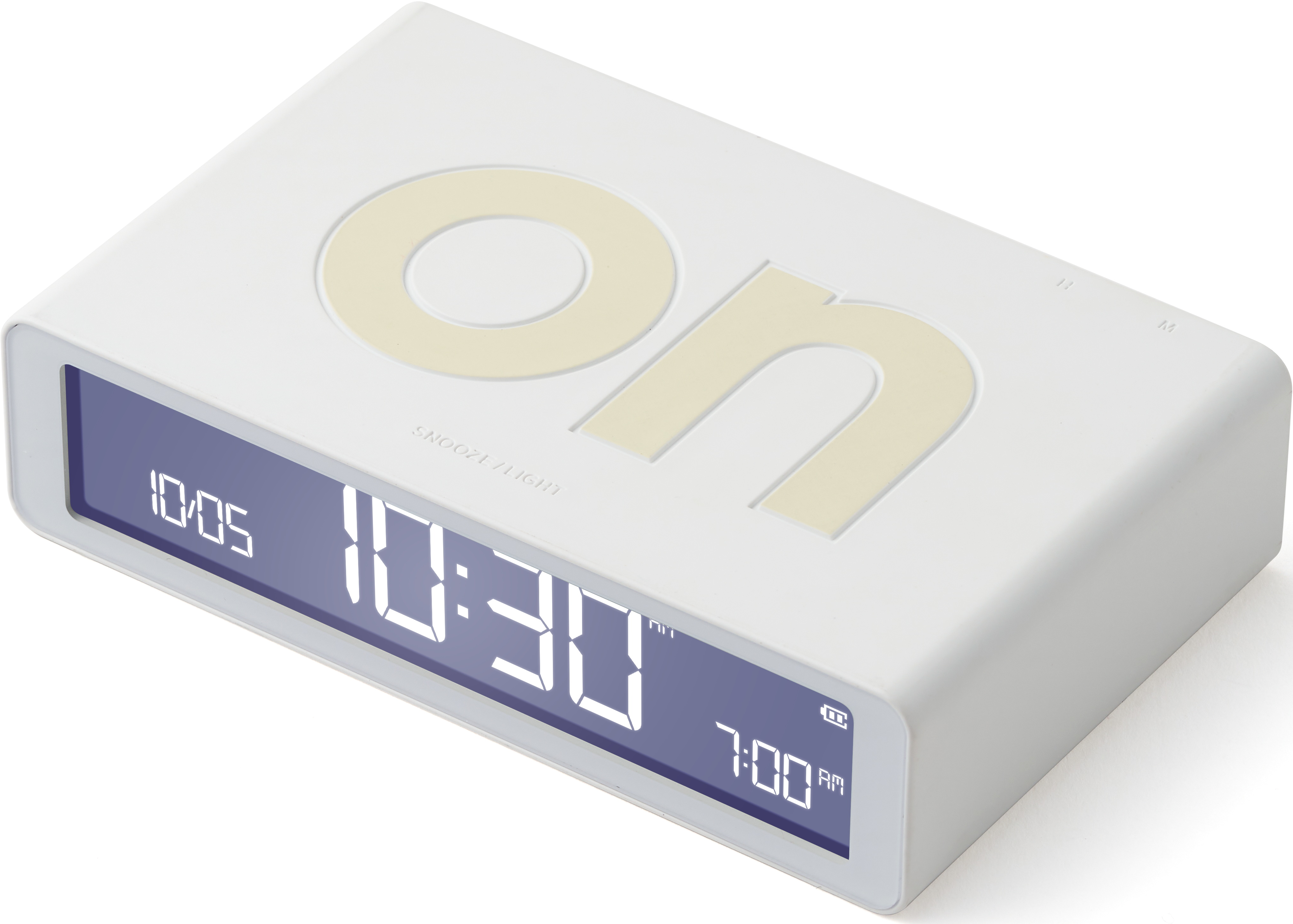 Weißer digitaler Wecker, der die Uhrzeit und die Einstellungen anzeigt. Oben steht das Wort „on“. Die Zeit ist 10:30 Uhr und der Wecker 7:00 Uhr.