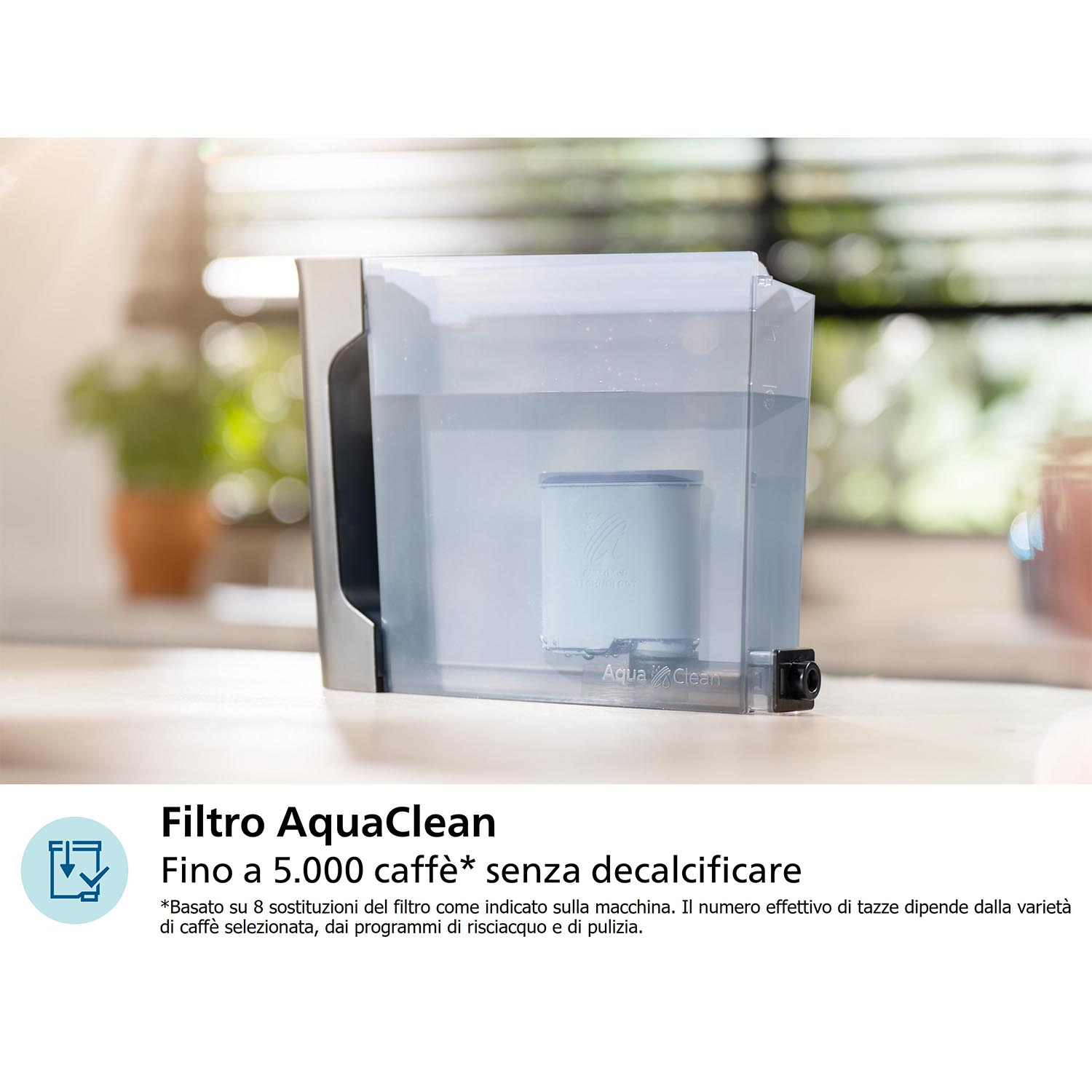 Un filtro per l'acqua con un filtro bianco all'interno, con testo in italiano, su sfondo bianco.