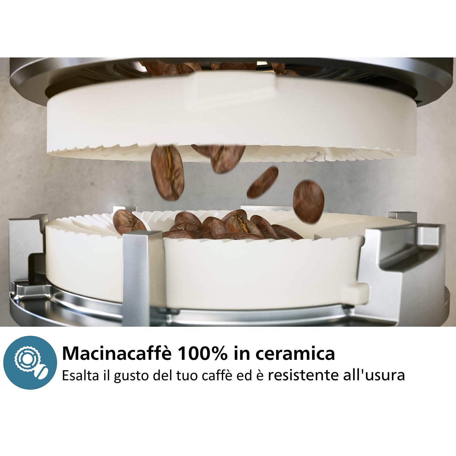 Chicchi di caffè che cadono in un macinacaffè. Il testo dice: "Macinacaffè 100% ceramica" in italiano.