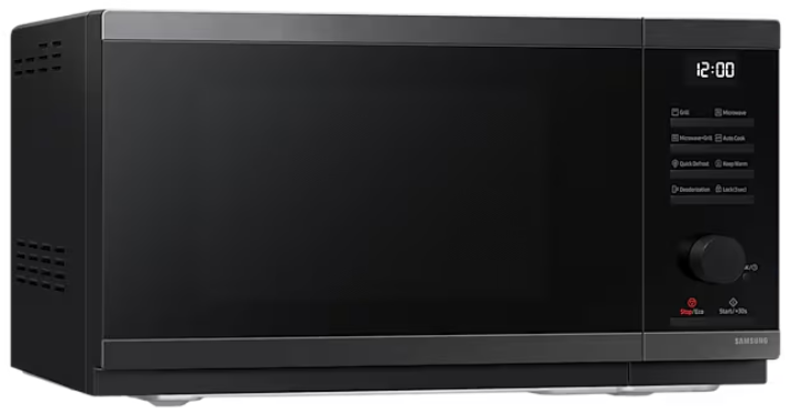 Czarna kuchenka mikrofalowa z wyświetlaczem cyfrowym. Przyciski po prawej stronie dla różnych funkcji.