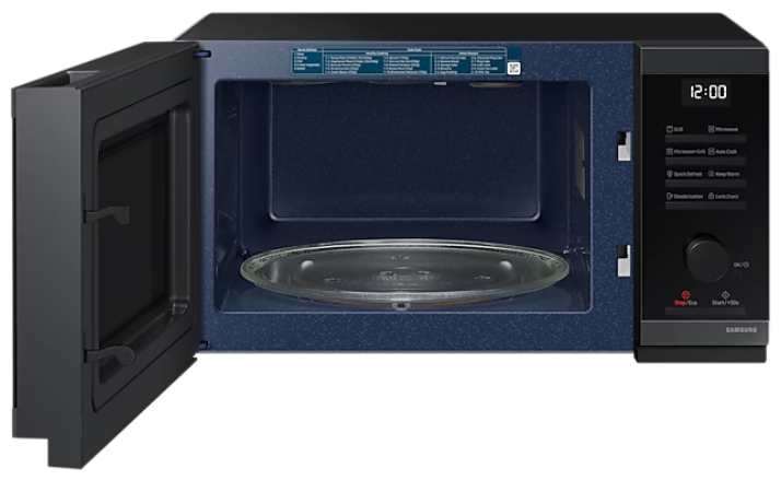 Kuchenka mikrofalowa z otwartymi drzwiami, pokazująca wnętrze i elementy sterujące.