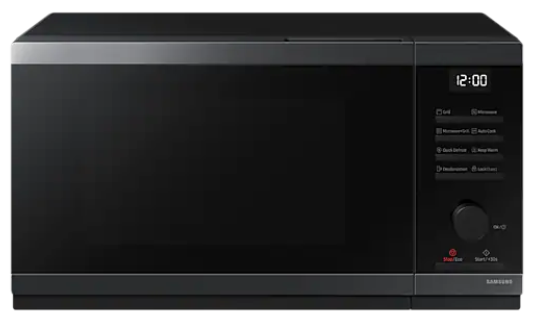 Czarna kuchenka mikrofalowa z wyświetlaczem. Kuchenka mikrofalowa znajduje się na białym tle.