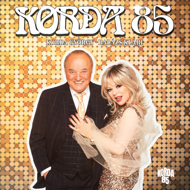 Korda 85 albumborító. Egy mosolygó pár arany mintás háttér előtt.