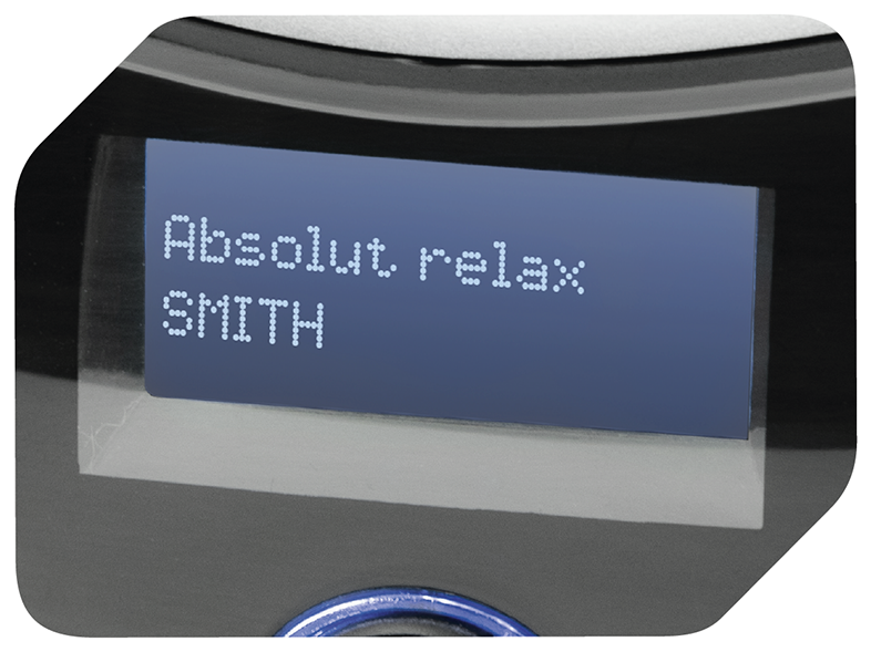 Egy képernyő közelképe, amelyen az 'Absolut. relax' és a 'SMITH' név látható. A képernyő fekete keretben van.