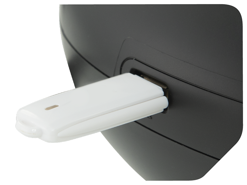 Egy fehér USB meghajtó egy fekete eszközbe van bedugva.