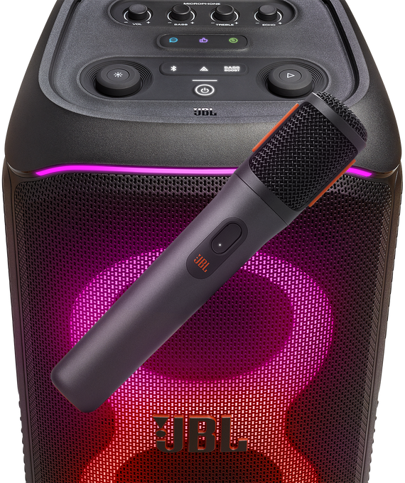 Egy hordozható JBL hangszóró mikrofonnal. Fekete testtel, piros és lila fényekkel.