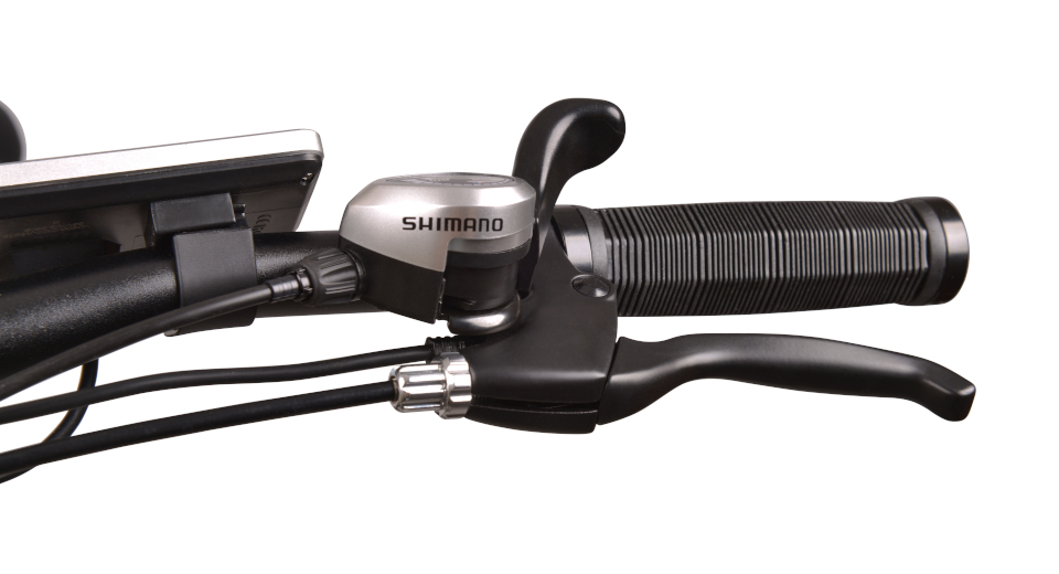 Zbliżenie kierownicy roweru z przełącznikiem biegów Shimano i dźwignią hamulca.