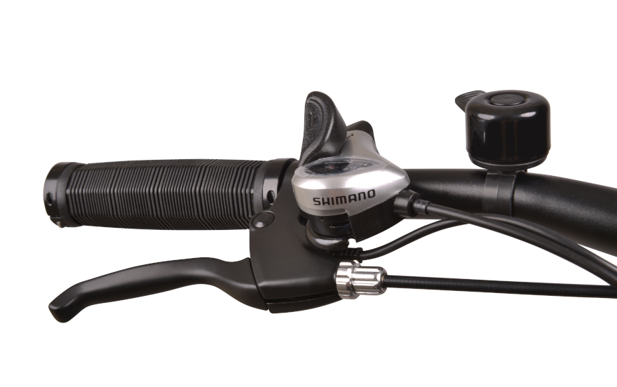 Zbliżenie kierownicy roweru z czarnym uchwytem, przerzutką Shimano i czarnym dzwonkiem.
