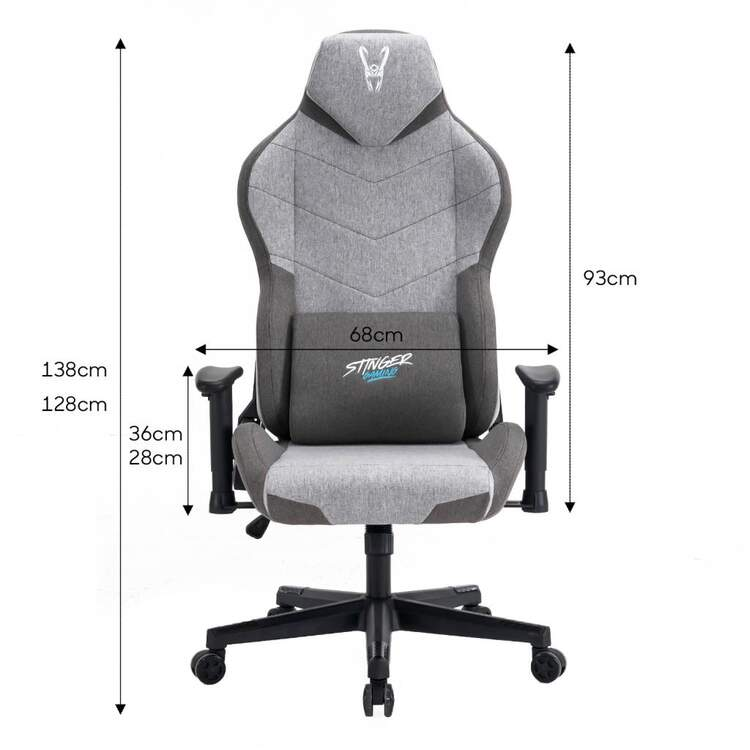 Silla gaming gris y negra con dimensiones: 138cm altura, 68cm ancho, 93cm altura respaldo y 36cm reposabrazos.