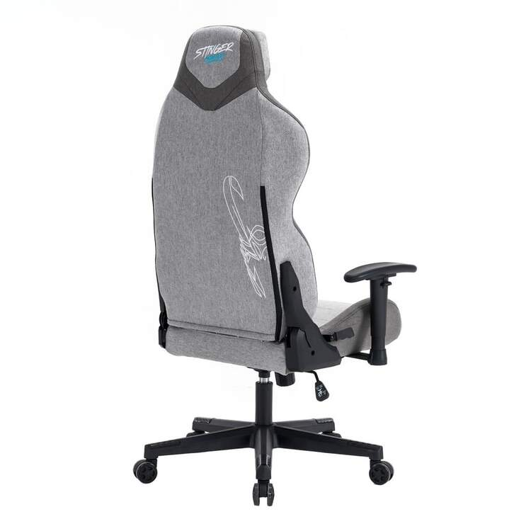 Silla gaming gris, vista trasera. Nombre de la marca 'STINGER' visible.