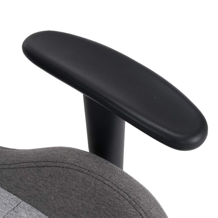 Apoyabrazos negro de una silla, con asiento de tela gris visible, primer plano.