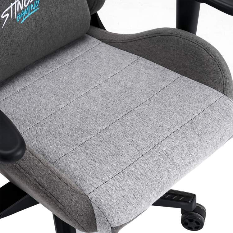 Primer plano del asiento de una silla gamer gris con patrón de rayas.